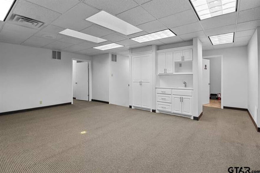 More Photos Of 625 Chase Dr, Tyler Office For Lease