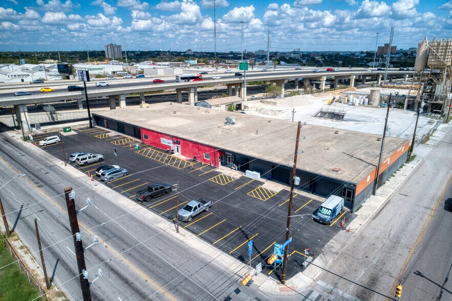 More Photos Of 1350-1390 N Colorado St, San Antonio Showroom For Lease