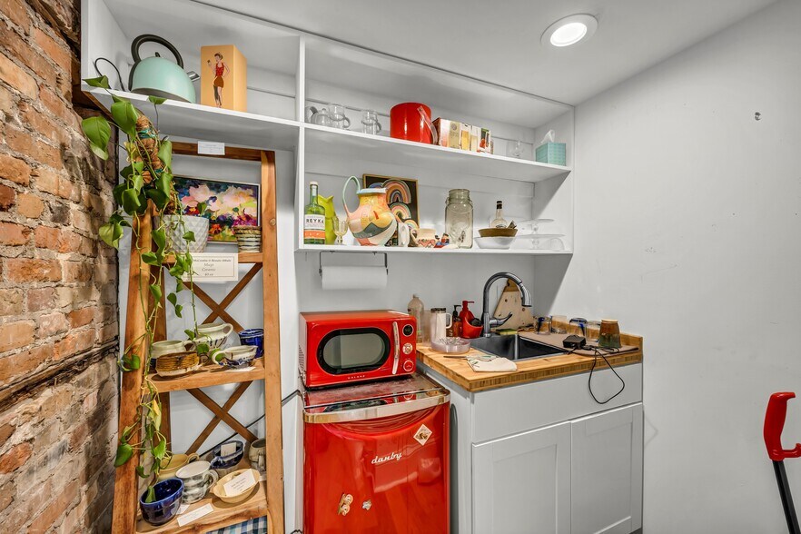 More Photos Of 271 N Front St, Wilmington General Retail For Sale