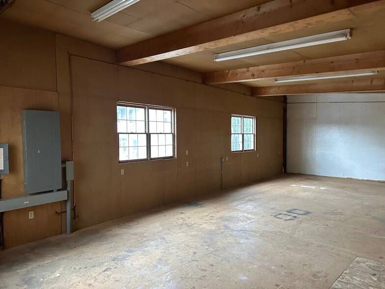 More Photos Of 55 N Cedar St, Lititz Showroom For Lease