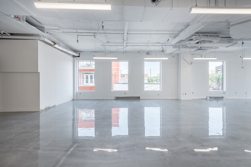 More Photos Of 25 Av Mozart E, Montréal Office For Lease