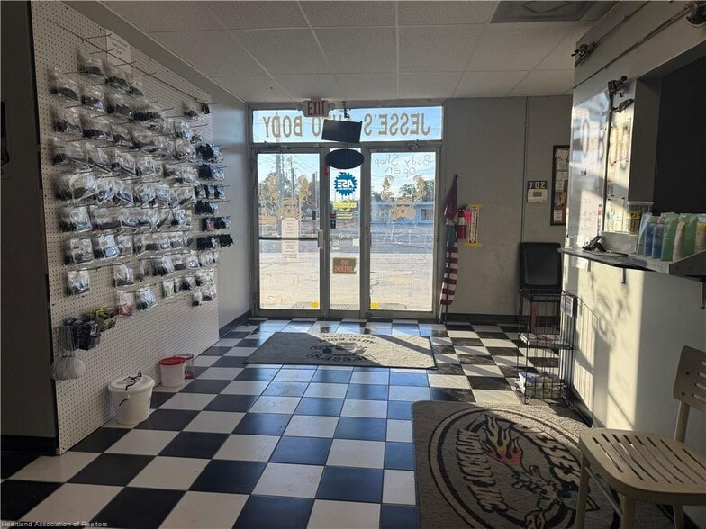 More Photos Of 702 N Ridgewood Dr, Sebring General Retail For Sale