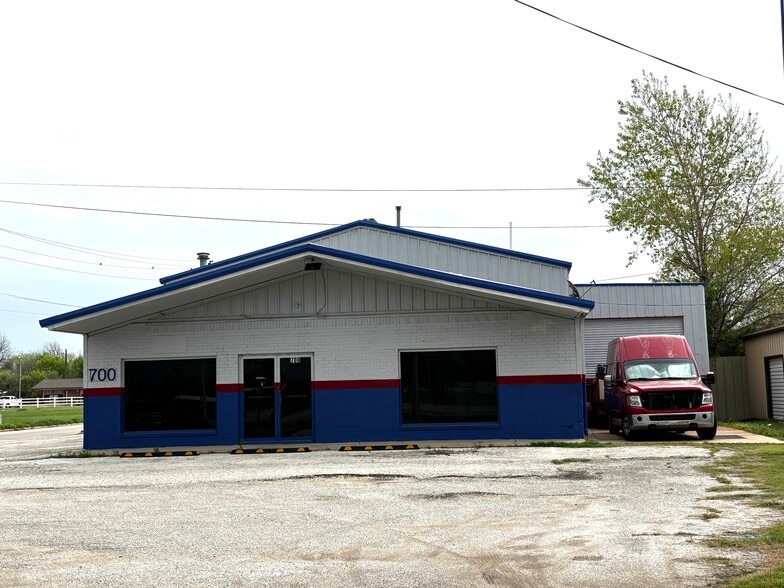 More Photos Of 700 S Stemmons Fwy, Sanger Flex For Lease