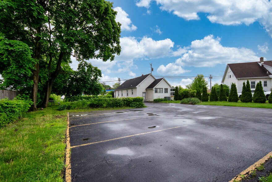 More Photos Of 1221 Altamont Ave, Schenectady Office For Sale