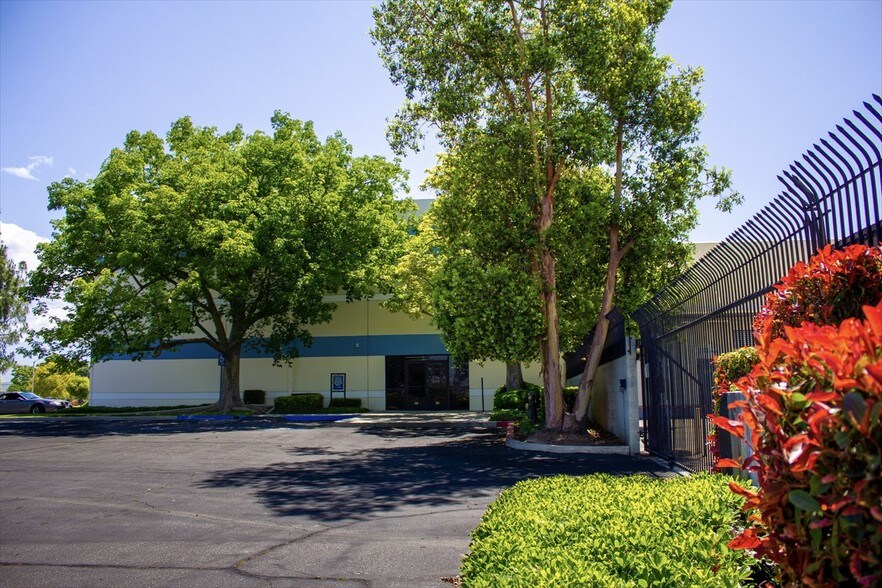 More Photos Of 825 E Cooley Ave, San Bernardino Warehouse For Sale
