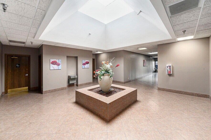 More Photos Of 115-125 E Park St, Olathe Office For Sale