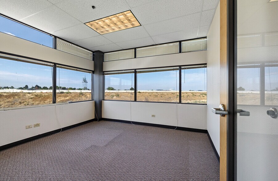 More Photos Of 1551 11th Ave N, Nampa Manufacturing For Lease