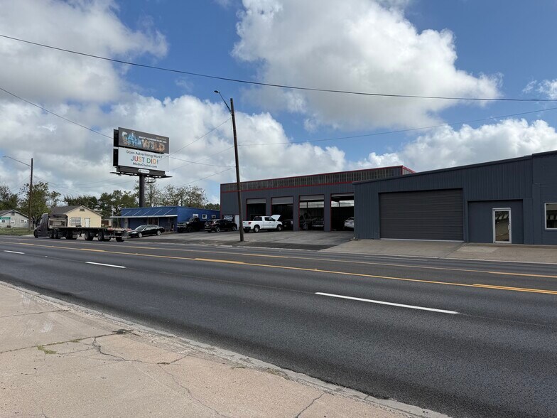 More Photos Of 1111 S Market St, Hearne Flex For Sale