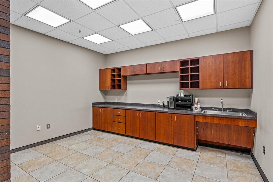 More Photos Of 400 Texas St, Shreveport Office For Sale
