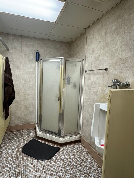 More Photos Of 623 Circle Dr, Iron Mountain Industrial For Sale