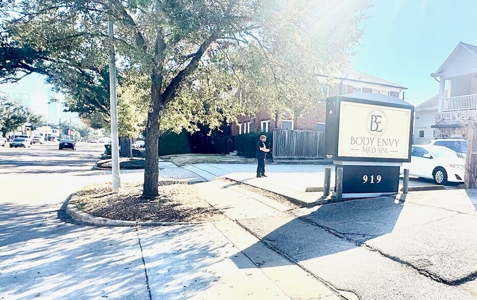 More Photos Of 919 W Gray St, Houston Office For Lease