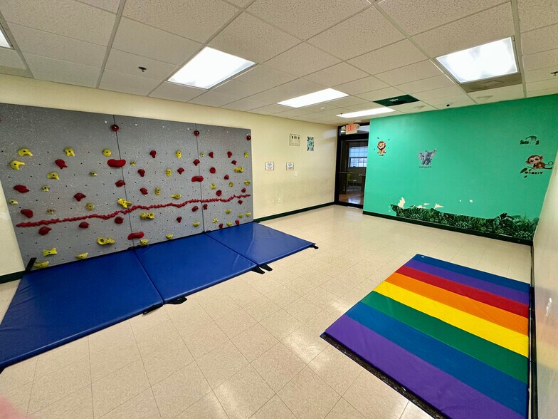More Photos Of 1301 N Lakeline Blvd, Cedar Park Schools For Lease