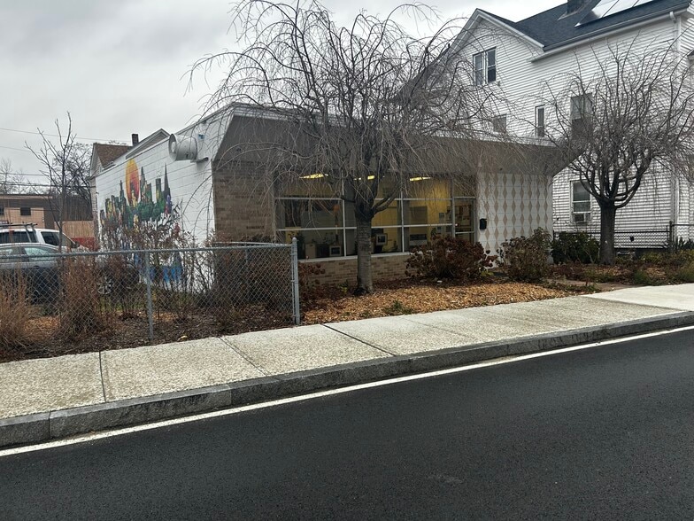 More Photos Of 583 Harris Ave, Providence Flex For Sale