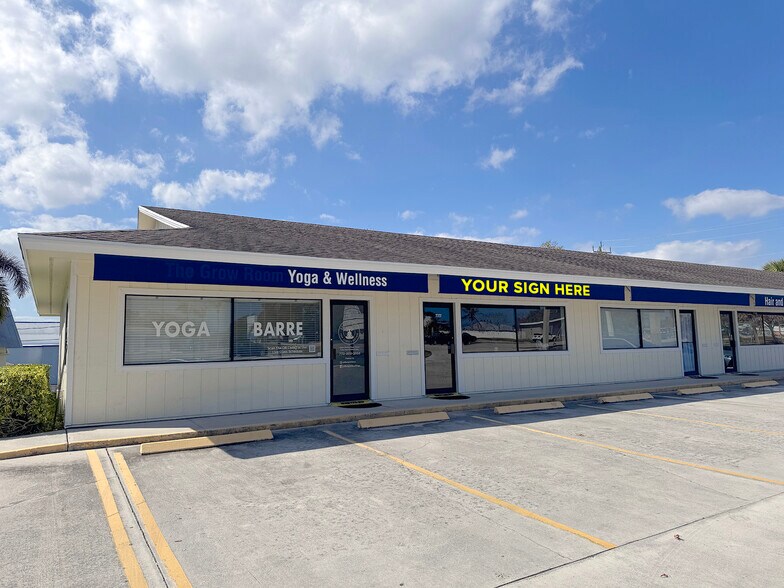 Primary Photo Of 2327-2331 NE Dixie Hwy, Jensen Beach General Retail For Lease