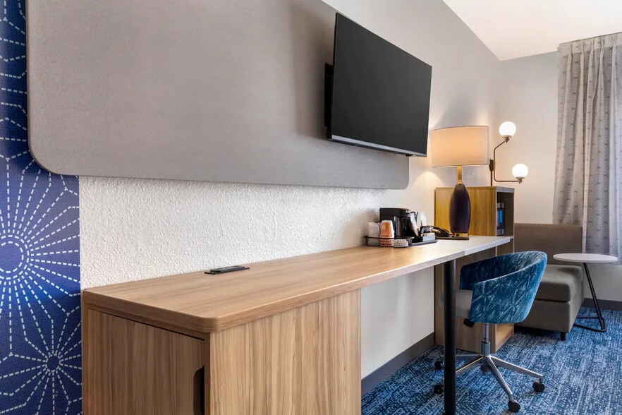 More Photos Of 1439 N Highway 67, Cedar Hill Hotel For Sale