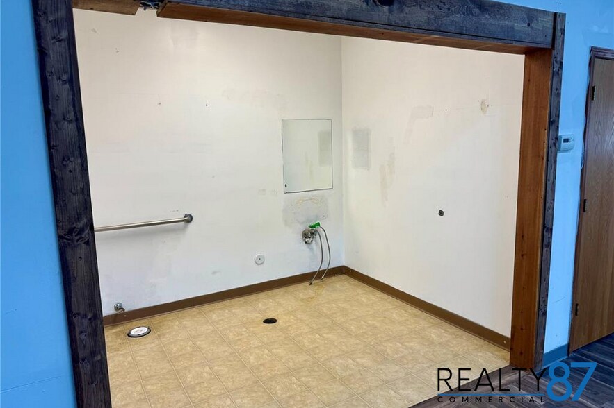 More Photos Of 266 Blairs Ferry Rd NE, Cedar Rapids Storefront For Lease