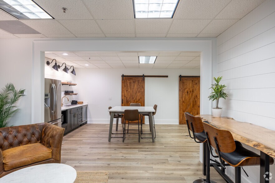 More Photos Of 284 S Main St, Alpharetta Unknown For Lease