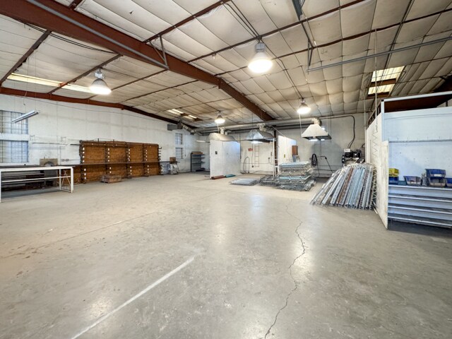 More Photos Of 100 Holiday Ln, Tonkawa Warehouse For Lease