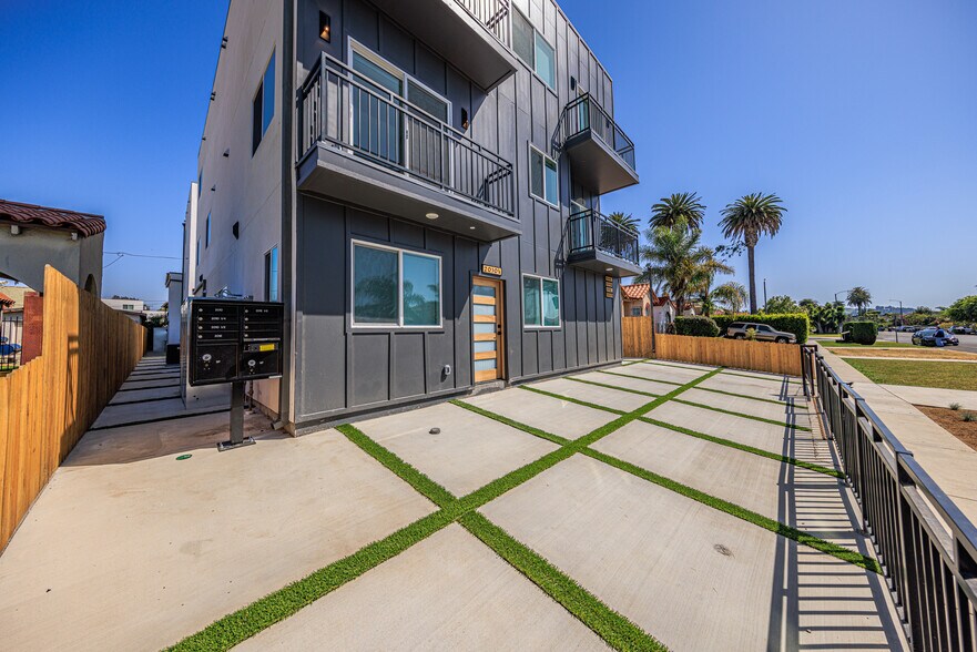 More Photos Of 2010 S Dunsmuir Ave, Los Angeles Multifamily For Sale