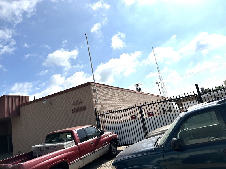 More Photos Of 13550 Vargon St, Dallas Warehouse For Sale