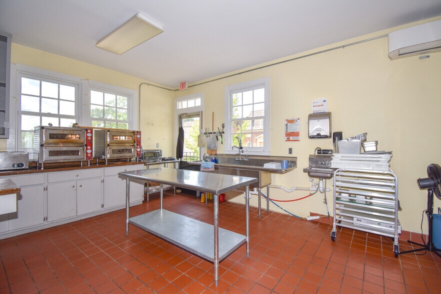 More Photos Of 82 Court Sq, Alexander City Flex For Sale