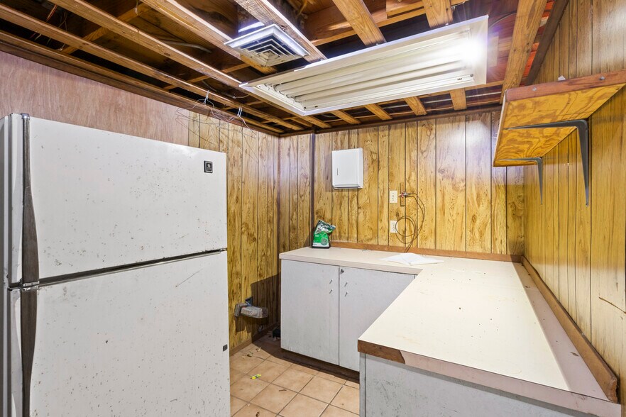 More Photos Of 1801 N Main St, Baytown Flex For Sale