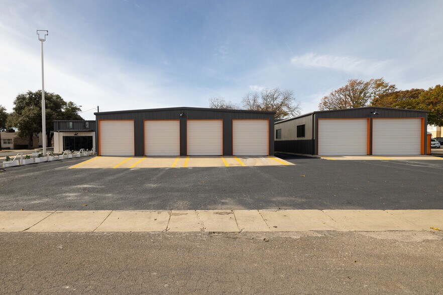 More Photos Of 408 S Main St, Lampasas Light Distribution For Sale