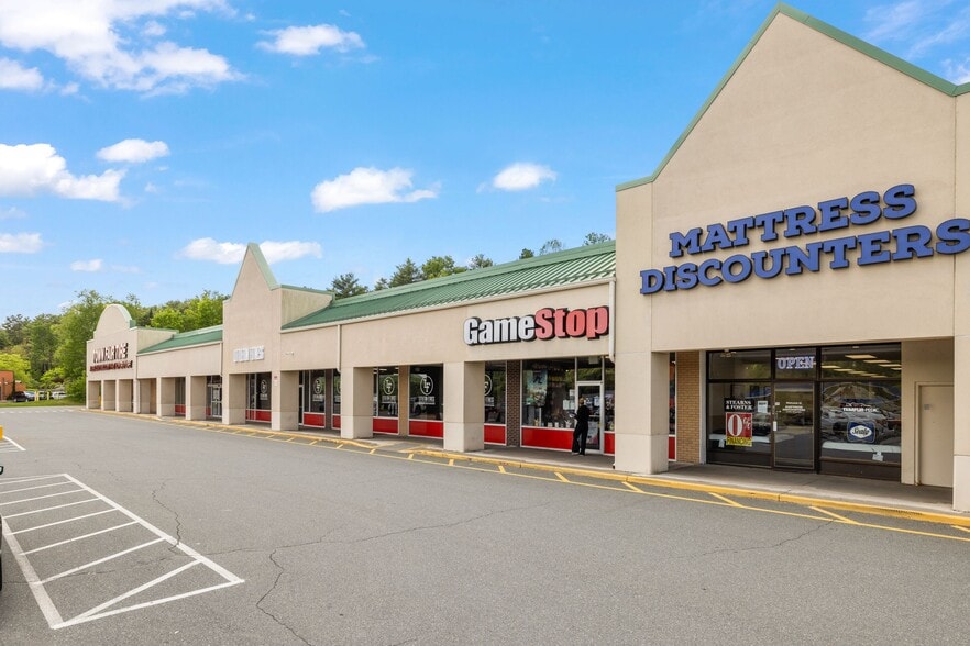 More Photos Of 570 Meadow St, Littleton Unknown For Lease