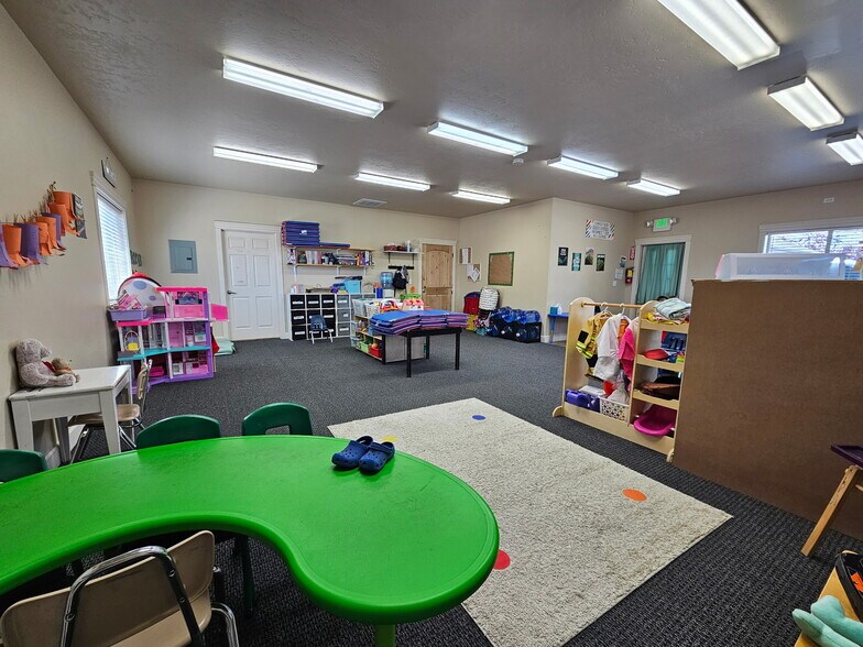 More Photos Of 832 NW 13th St, Fruitland Office For Lease