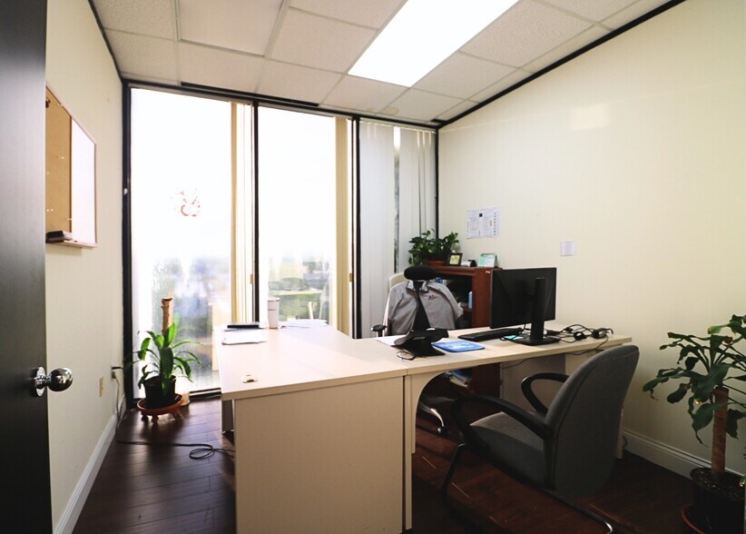 More Photos Of 6100 Corporate Dr, Houston Office For Lease