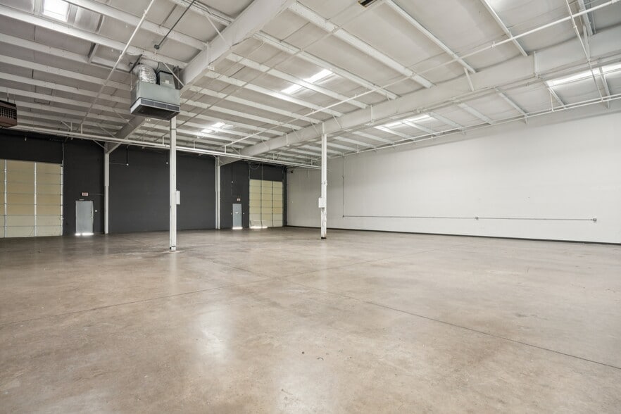 More Photos Of 4748 Algiers St, Dallas Showroom For Lease