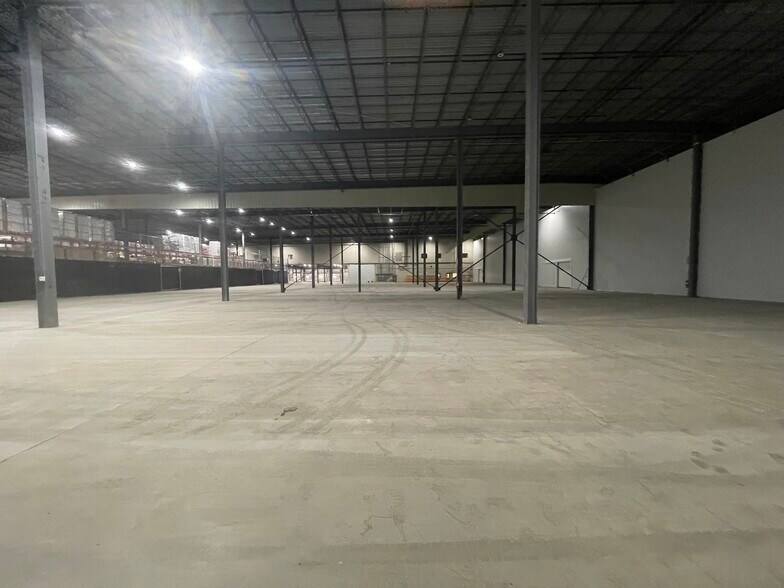 More Photos Of 225 N Daniels Way, Bloomington Refrigeration Cold Storage For Lease