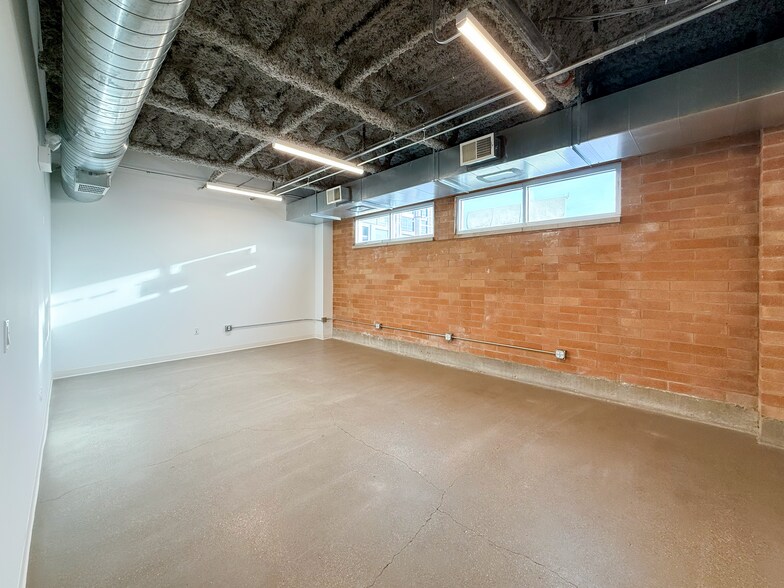 More Photos Of 855 W Belmont Ave, Chicago Office For Lease