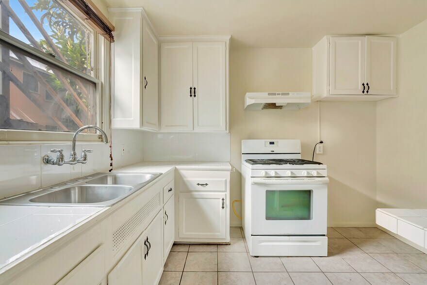 More Photos Of 3725 S Victoria Ave, Los Angeles Multifamily For Sale