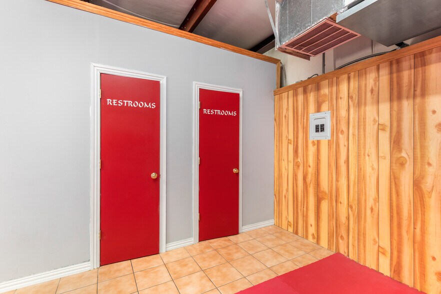 More Photos Of 411 S Houston Ave, Humble Warehouse For Sale