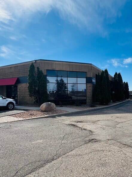 More Photos Of 1860 Wooddale Dr, Woodbury Research And Development For Lease