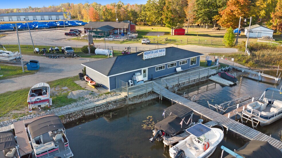More Photos Of 13710 W Shore Dr, Houghton Lake Marina For Sale