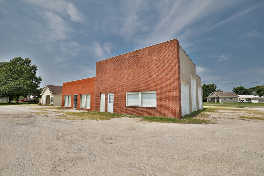 More Photos Of 205 S Old Route 66, Hamel Service For Lease