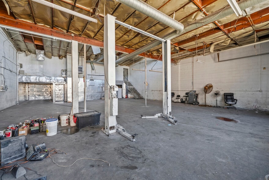 More Photos Of 14233 Oxnard St, Van Nuys Service For Lease
