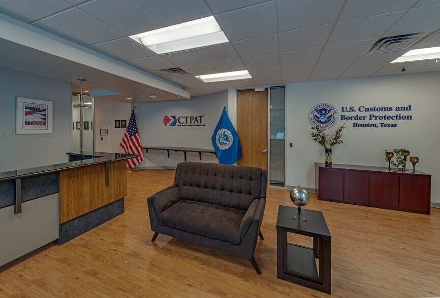 More Photos Of 15109 Heathrow Forest Pky, Houston Office For Sale