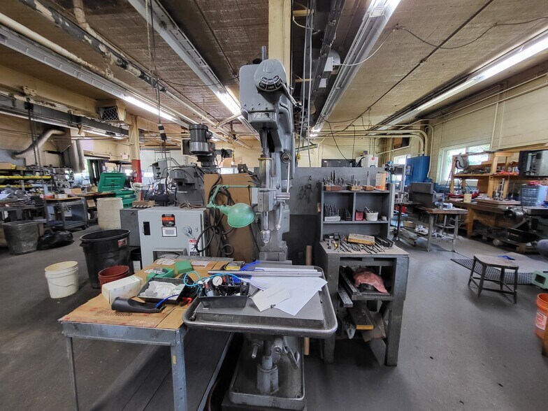 More Photos Of 15321 W Eleven Mile Rd, Oak Park Manufacturing For Sale