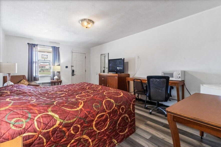 More Photos Of 505 Porter Wagoner Blvd, West Plains Hotel For Sale