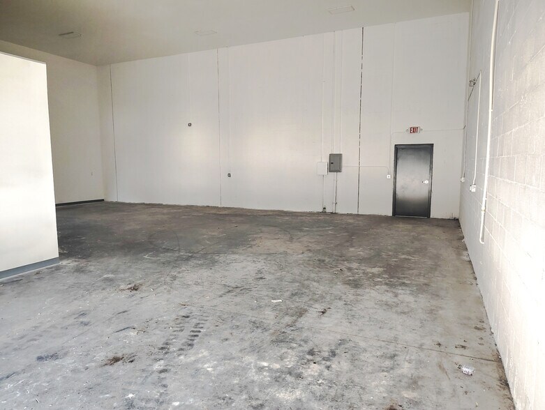 More Photos Of 2095 Commerce Lakes Dr, Port Saint Lucie Warehouse For Lease
