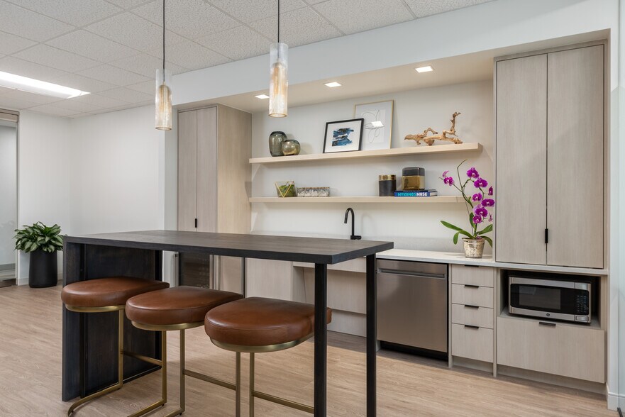 More Photos Of 5950 Sherry Ln, Dallas Office For Lease