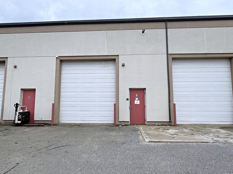 More Photos Of 2 Draper St, Woburn Warehouse For Lease