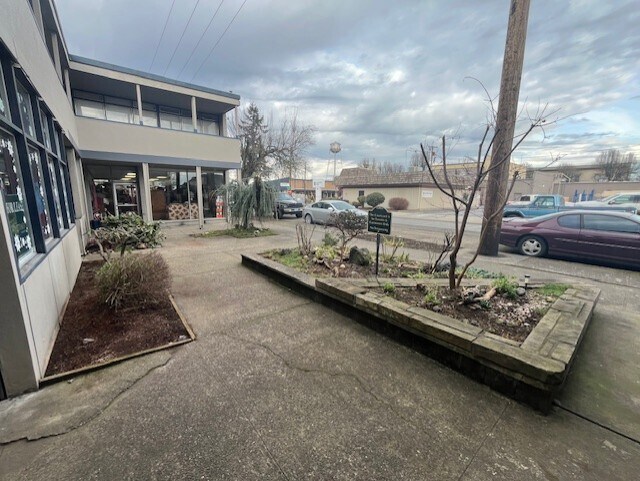 More Photos Of 545-575 Holly St, Junction City Storefront Retail Office For Lease