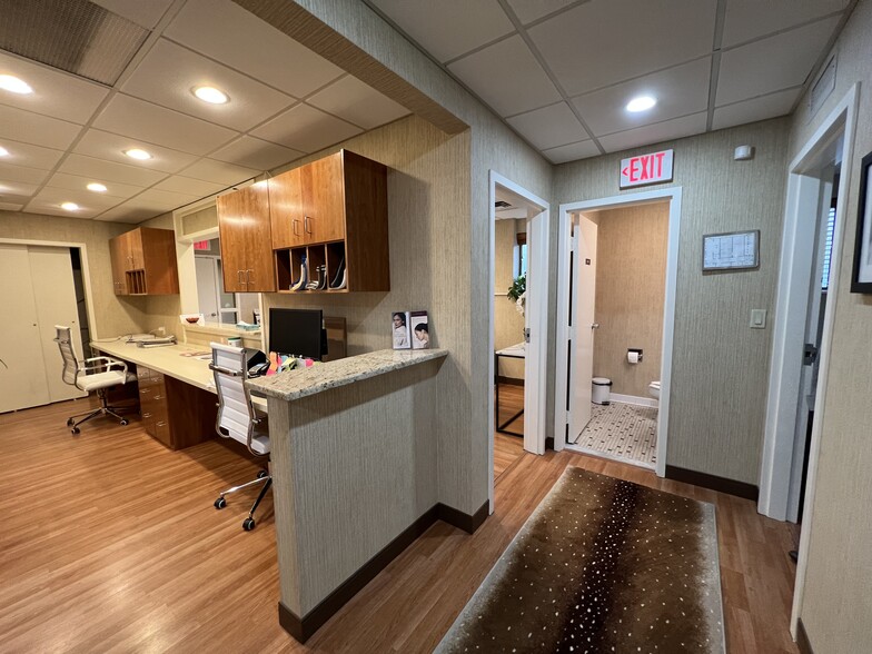 More Photos Of 2 1/2 Dearfield Dr, Greenwich Medical For Lease