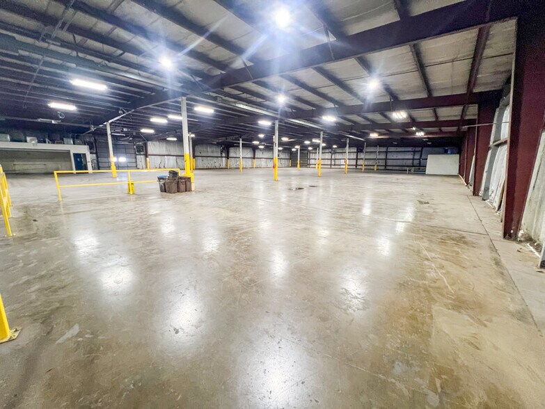 More Photos Of 2021 Illini Ave, Vandalia Manufacturing For Sale
