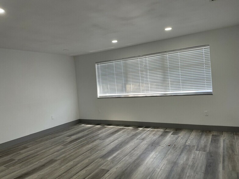 More Photos Of 944 Country Club Blvd, Cape Coral Warehouse For Lease