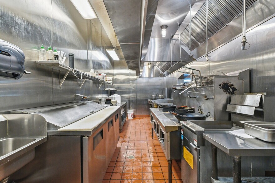 More Photos Of 1377 W El Monte Way, Dinuba Restaurant For Lease